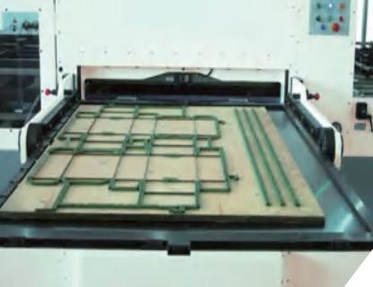 1650 X 1200mm স্বয়ংক্রিয় ফয়েল স্ট্যাম্পিং ডাই কাটিং মেশিন স্ট্রিপিং সহ