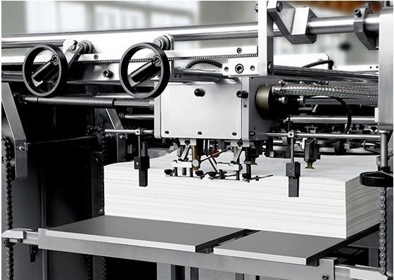 180-350gsm শীট স্কয়ার নীচে শপিং পেপার ব্যাগ গঠনের মেশিন হ্যান্ডেল গর্ত সহ