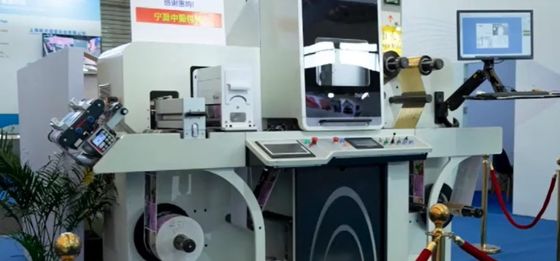 3D শাইনিং ইফেক্ট সহ ডিজিটাল ফয়েল স্ট্যাম্পিং বার্নিশিং লেবেল এনহ্যান্সিং মেশিন